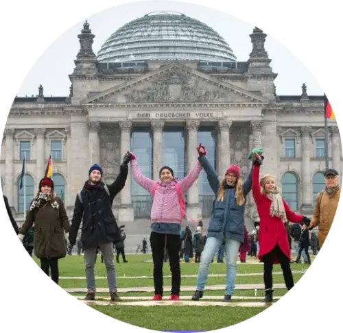 Menschen aus der Expedition vor dem Bundestag